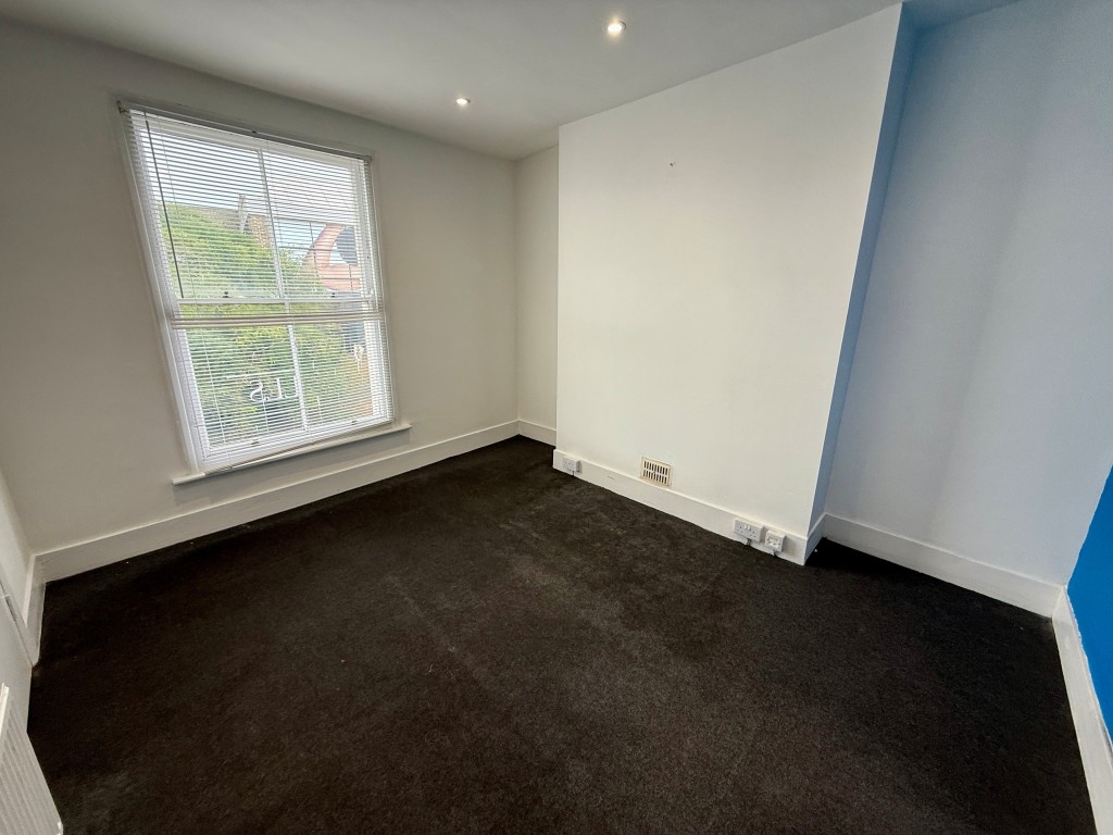 Lot: 74 - OFFICES WITH POTENTIAL FOR RESIDENTIAL CONVERSION - Room six